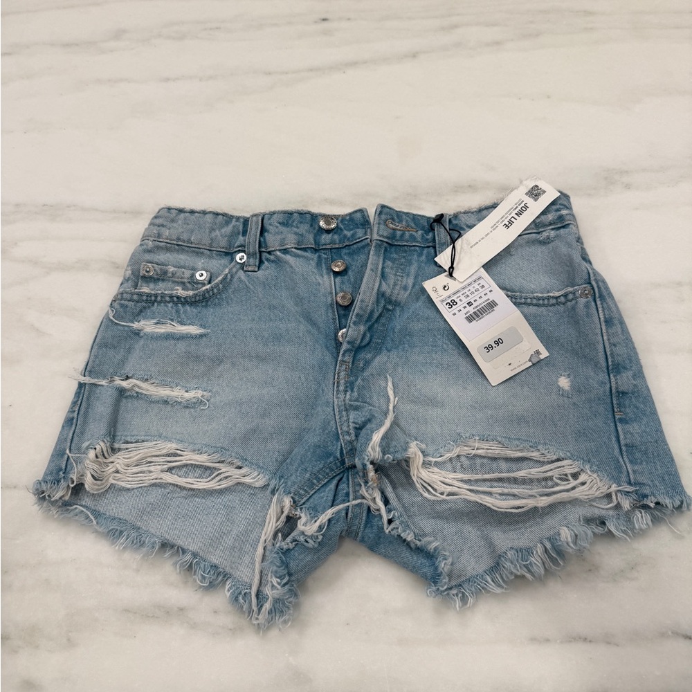 Zara High-Rise Distressed Denim Shorts. NWT/Never Worn/Perfect Condition. Size 6